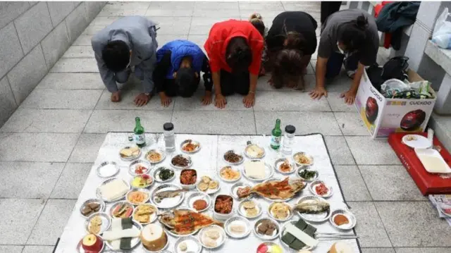 Wakati wa Tamasha la Chuseok nchini Korea, familia hukusanyika ili kusherehekea mavuno na kutoa shukrani kwa mababu