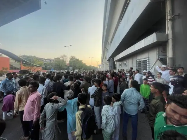 घटना के बाद इंद्रलोक में बड़ी तादाद में लोग जुटे.