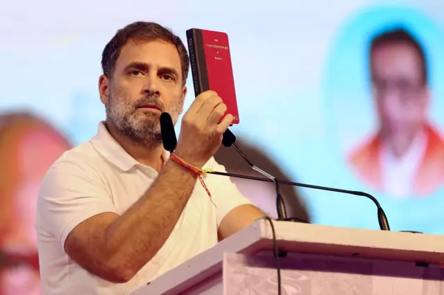 भारतीय संविधान दाखवत संवाद साधताना काँग्रेस नेते राहुल गांधी.