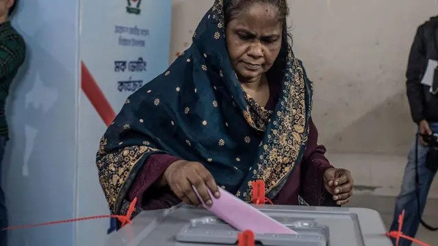 নির্বাচনের আগে মক ভোটিং আয়োজন করে নির্বাচন কমিশন