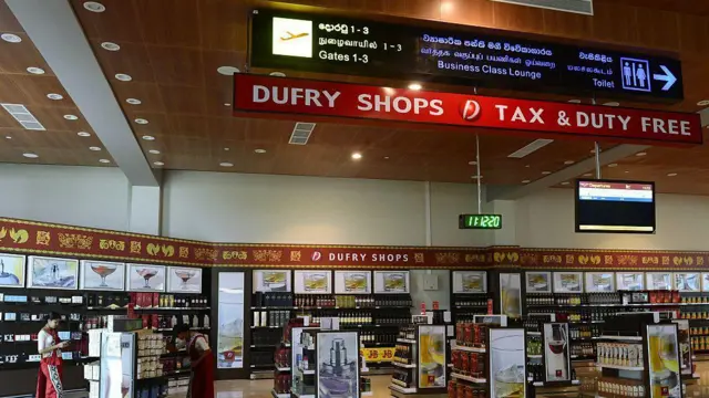 කටුනායක ගුවන් තොටුපලේ තීරුබදු රහිත සාප්පු සංකීර්ණය ඡායාරූපයේ දැක්වේ.