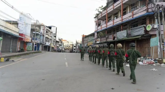 လားရှိုးသိမ်းအပြီး မြို့လုံခြုံရေးယူနေတဲ့ MNDAA ရဲ့ ရဲတပ်ဖွဲ့ဝင်တွေ (ပုံဟောင်း) 