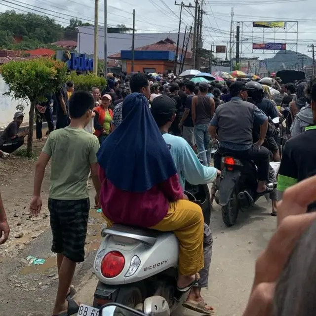 Warga di Tapanuli Tengah masih membludak mengikuti barisa antrean memperoleh bantuan beras dari Bulog, Selasa (02/12).