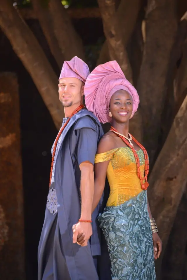 Tọkọtaya naa ti wọn wọ aṣọ Yoruba