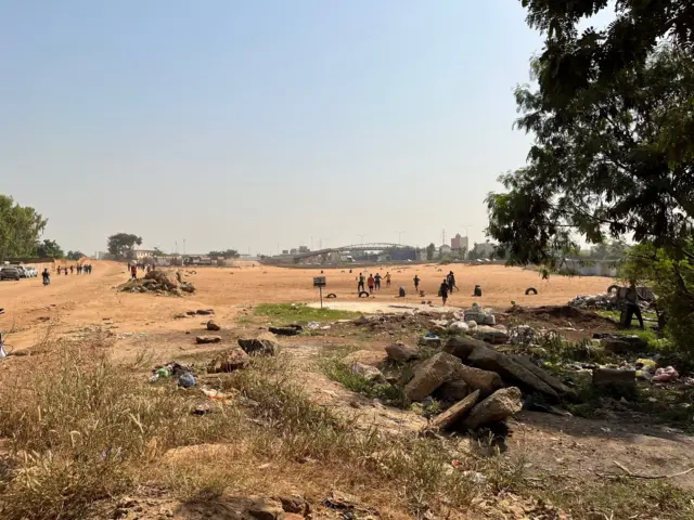 Un dépôt d'ordures, près du lieu du massacre des Tirailleurs sénégalais au camp de Thiaroye.