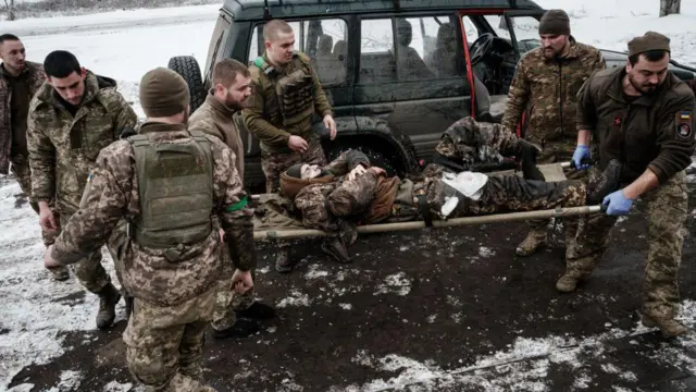 військові евакуюють бійця, що наступив на російську протипіхотну міну, 29 січня 2023 року