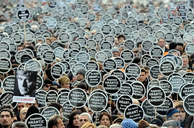 İnsanlar "Hepimiz Hrantız hepimiz Ermeniyiz" yazılı dövizler taşıyor