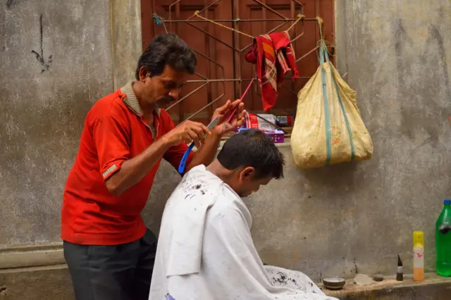 রোজা রেখে চুল, দাড়ি বা নখ কাটায় কোনও বাধা নেই।