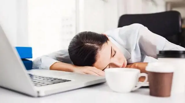 Дівчина заснула за комп'ютером