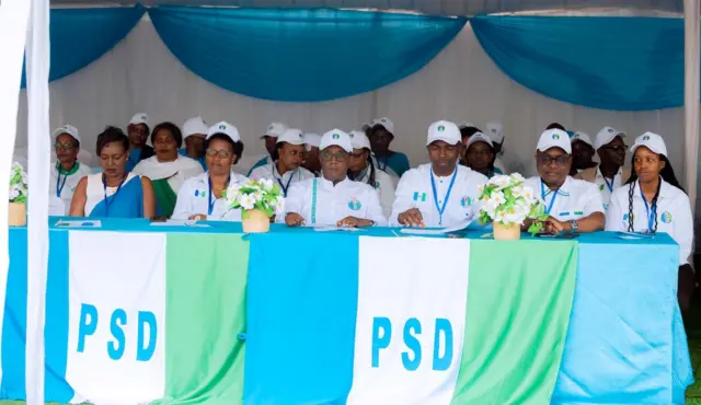 Biruta (wa gatatu imbere uvuye ibumoso) hamwe n'abakuriye PSD mu nama yo ku cyumweru