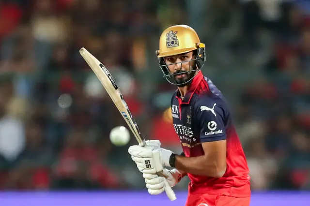 ஒவ்வொரு ஆர்சிபி பேட்டரும் ஆரம்பம் முதலே அதிரடியைக் கையில் எடுப்பது அந்த அணிக்கு பெரும் பலமாகத் திகழ்கிறது