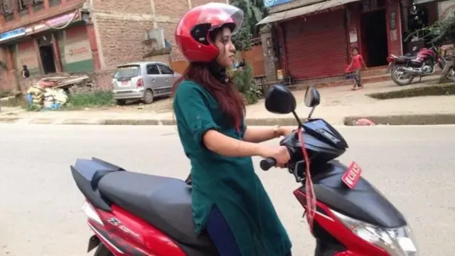 स्कुटरसँग चालक