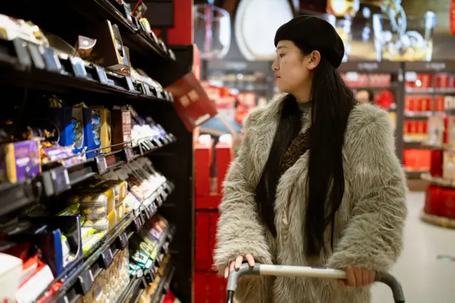Una mujer comprando en un supermercado en China. 
