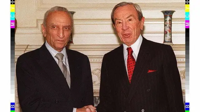 ਸਾਹਿਬਜ਼ਾਦਾ ਯਾਕੂਬ ਖਾਨ, ਖੱਬੇ ਅਤੇ ਅਮਰੀਕੀ ਵਿਦੇਸ਼ ਮੰਤਰੀ ਵਾਰਨ ਕ੍ਰਿਸਟੋਫਰ 