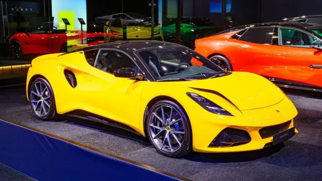 مدل امیرا در کارخانه لوتوس در انگلستان تولید میشود