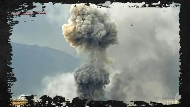 دخان يتصاعد من انفجار