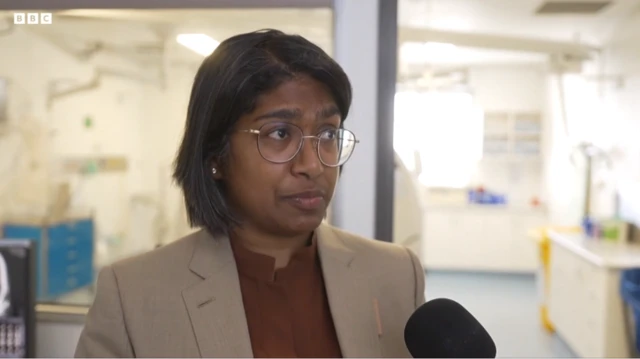 دکتر هاری پریا بندی، جراحی که عمل مغز را انجام داد و کرم را پیدا کرد