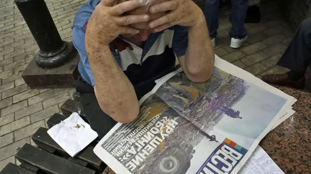 ጭንቅላቱን በእጆቹ ደግፎ አቀርቅሮ ጋዜጣ የሚያነብ አረጋዊ