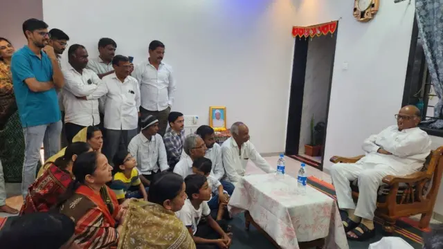 मतदारांशी चर्चा करताना शरद पवार.