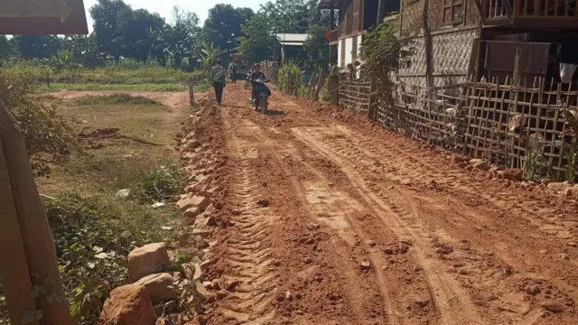 ထီးချိုင့်မြို့နယ် ကြက်သွန်ခင်းကျေးရွာက လမ်းသစ်ဖောက်လုပ်မှု(ပုံဟောင်း) 