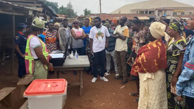 Ndị ọrụ Inec na ndị bịara ịtụ vootu