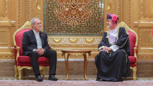 هیثم بن طارق آل سعید، سلطان عمان و مسعود پزشکیان، رئیسجمهور ایران در مسقط ملاقات کردند