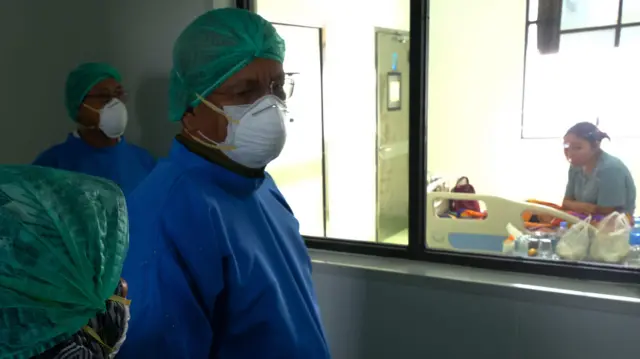 Penjabat Gubernur Kalimantan Barat Harisson (kedua kiri) melihat kondisi pasien Covid-19