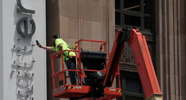 عامل في شركة إكس 