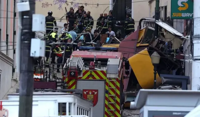 Кількадесят рятувальників на місці трагедії