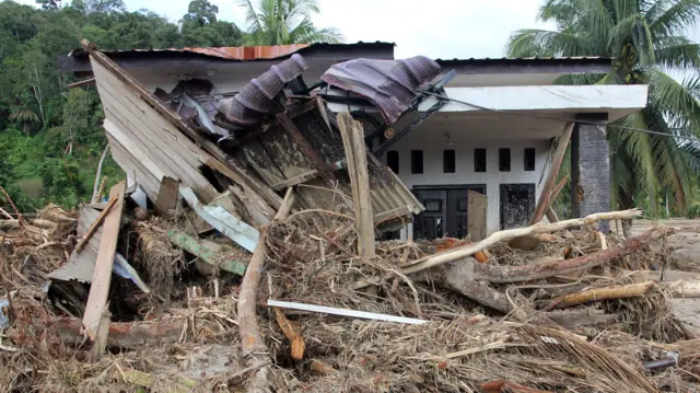 Berdasarkan data dari BPBD Tapanuli Selatan Senin (1/12) diwilayahnya sebanyak 50 orang meninggal dunia dan 46 orang belum ditemukan akibat bencana banjir bandang dan longsor pada Selasa (25/11).