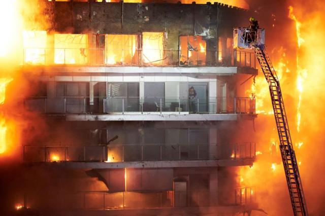 Momentos de angustia y terror se vivieron en el voraz incendio en Valencia. 