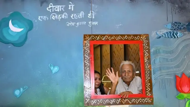  'दीवार में एक खिड़की रहती थी' या कादंबरीच्या मुखपृष्ठासह विनोद कुमार शुक्ल