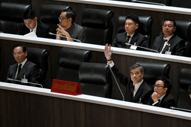 ปชป. มี สส. เพียง 21 คน ต้องหารายชื่อ สส. ต่างพรรคอีก 79 คน ถึงจะเพียงพอในการเสนอร่างแก้ไขรัฐธรรมนูญได้