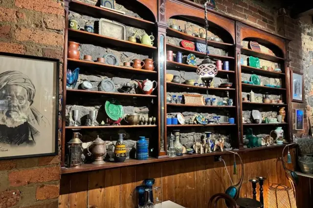 په افغان ګالري کې د هنري اثارو یوه المارۍ، چې خالد امیري وايي د 'کوچني کابل' فضا لري.