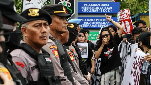 Massa yang tergabung dalam Aliansi Barikade berunjuk rasa terkait kasus penembakan warga sipil oleh oknum polisi di depan Polda Kalteng, Palangkaraya, Kalimantan Tengah, Kamis (19/12/2024).