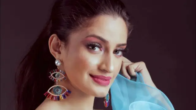 "මගේ ජීවිතයේ සතුට තියෙන්නේ ගායනයත් එක්ක. මට මොන විදිහේ උසස් අධ්‍යාපනයක් තිබුණත් ජීවිතයේ සතුට තියෙන්නේ ගායනය එක්ක." නකට පසුබිම් ගායනයෙන් දායකත්වය ලබාදී ඇත.