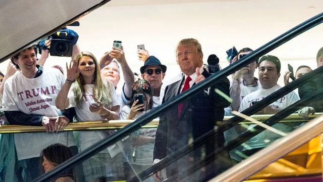 Trump na escada dourada da Trump Tower