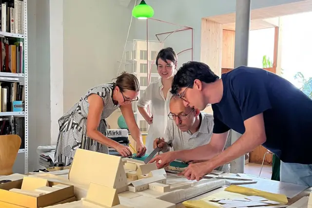 Tatiana Bilbao con sus equipos. 