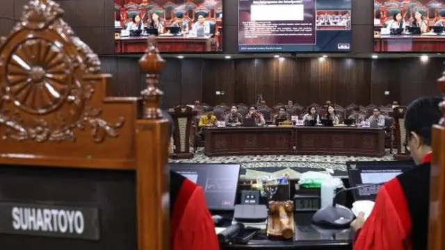 Suasana Sidang Panel Pendahuluan uji formil dan materiil Undang-Undang Nomor 3 tentang Tentara Nasional Indonesia, Jumat (09/05) di Ruang Sidang MK.