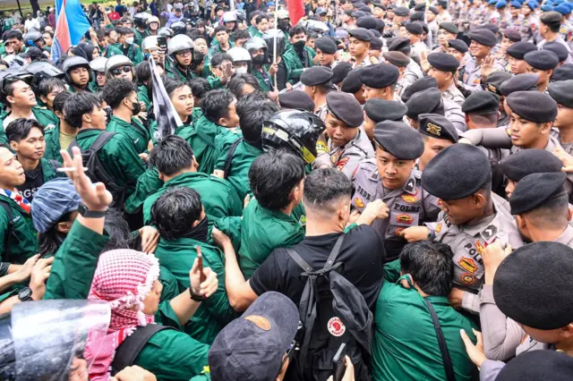 Polisi memblokade mahasiswa dari BEM Universitas Uhamka saat aksi unjuk rasa di kawasan Semanggi, Jakarta, Senin (15/06). 