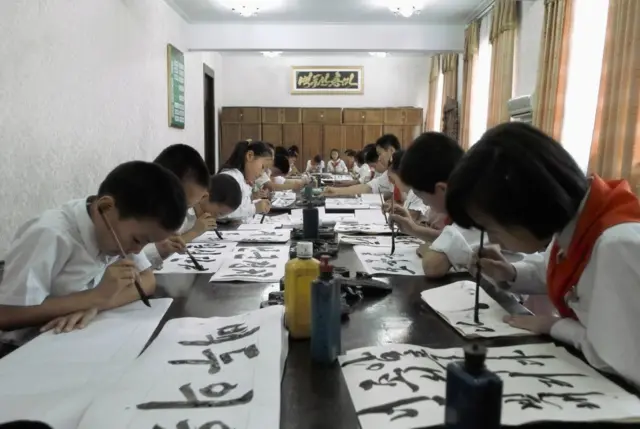 북한 아이들이 학교에서 서예(붓글씨)를 연습하고 있다