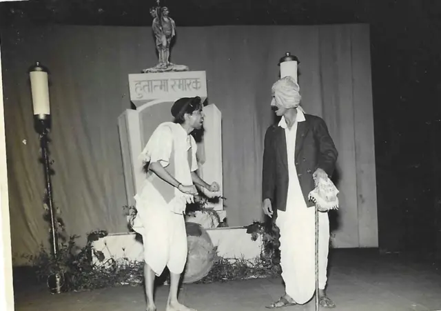 'आंधळं दळतंय'मधील एक दृश्य. प्रमोद नवलकरांनी या मुक्तनाट्याबद्दल म्हटलं होतं- या शिवसेनेच्या प्रसूतीवेदना आहेत. 