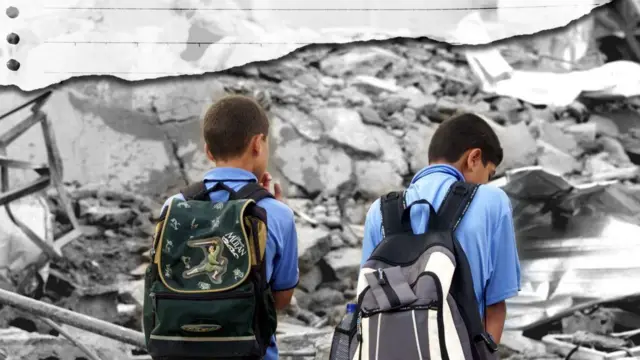 Dua pelajar Palestina di Deir al-Balah, Gaza, berjalan di depan sebuah gedung yang hancur akibat pemboman Israel 