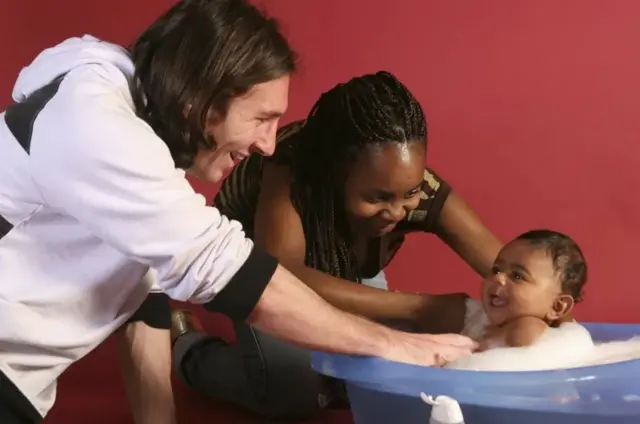 Messi ao lado da mãe de Yamal dando banho nele quando bebê