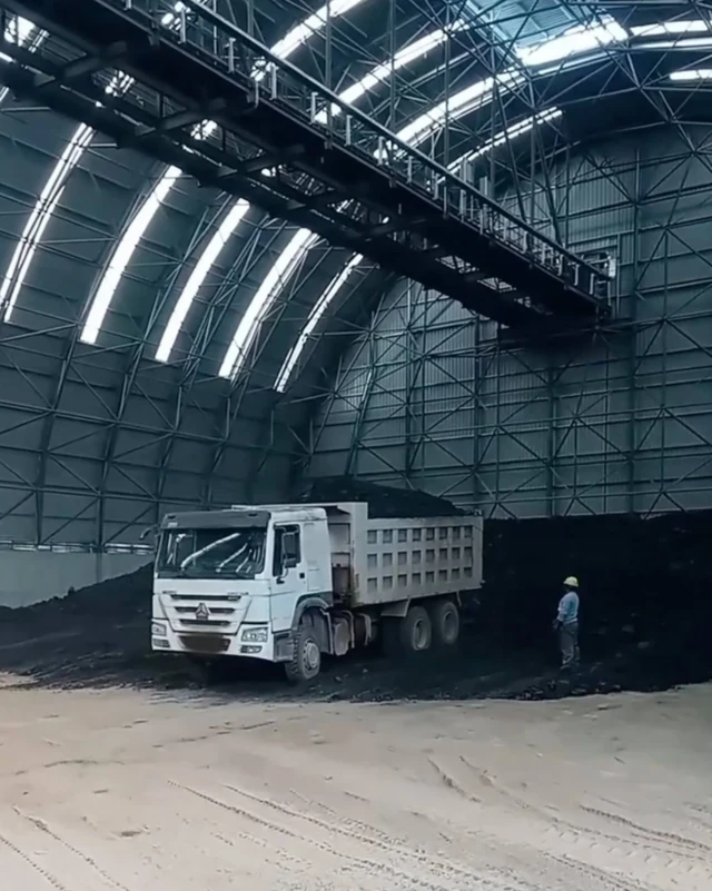 ဓာတ်အားပေးစက်ရုံမှာ ကျောက်မီးသွေးအတင်အချ လုပ်နေတဲ့မြင်ကွင်း