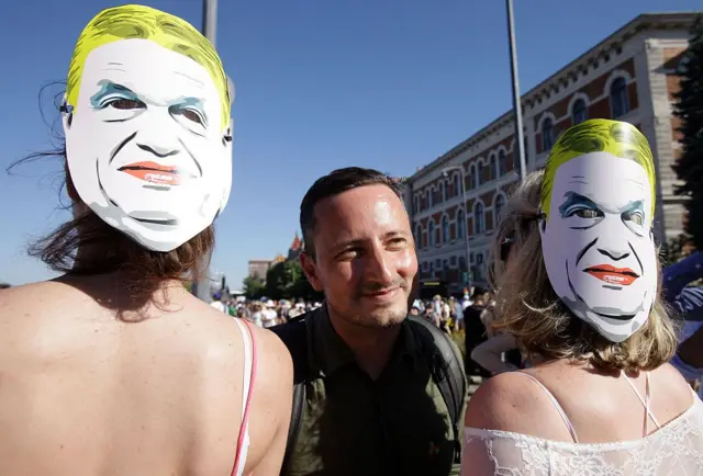 Budapeşte'deki Onur eyleminde Orban maskesi takanlar. 