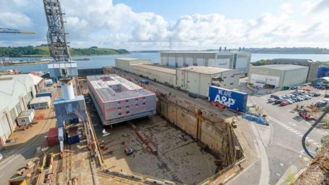 A embarcação "Bibby Stockholm"