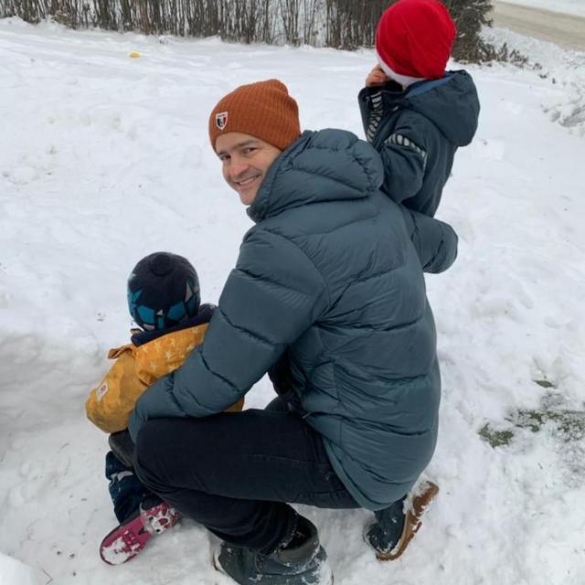 Felipe brincando com dois filhos na neve