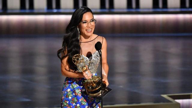 Ali Wong con su Emmy por su papel en Beef en los 75 Premios Emmy, el 15 de enero de 2024, en Los Ángeles, Estados Unidos.