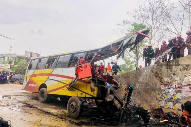 ဘတ်စ်ကားဟာ လမ်းဘေးကားထားတဲ့ အတားအဆီးကို ဖြတ်ကျော်ပြီး ကိုးမီတာ အနက်ရှိတဲ့ လမ်းဘေးမြောင်းထဲကို ပြုတ်ကျခဲ့တာဖြစ်ပါတယ်။